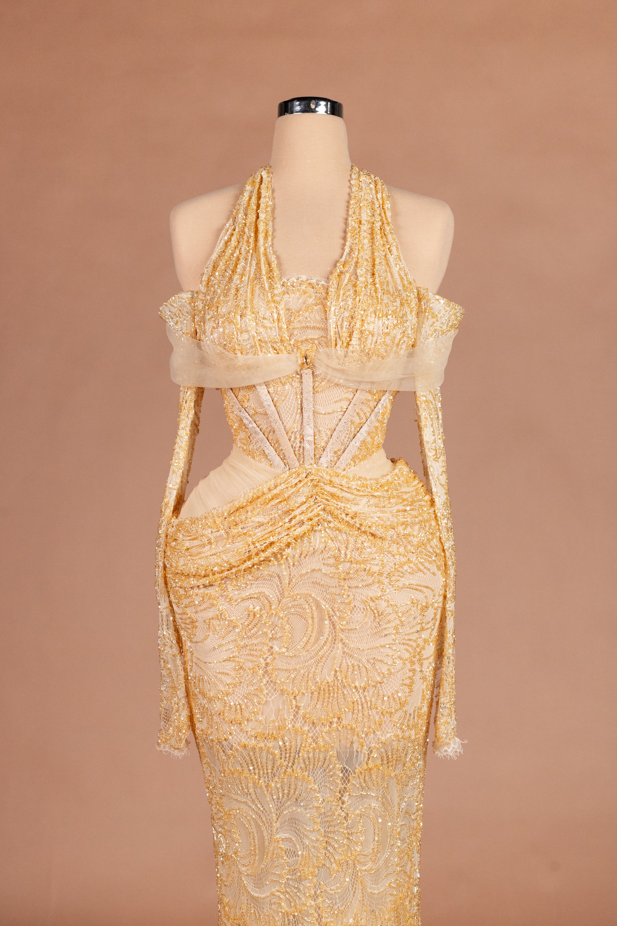 Sihëna الدانتيل العسلي — gold halter off-shoulder column فستان سهرة