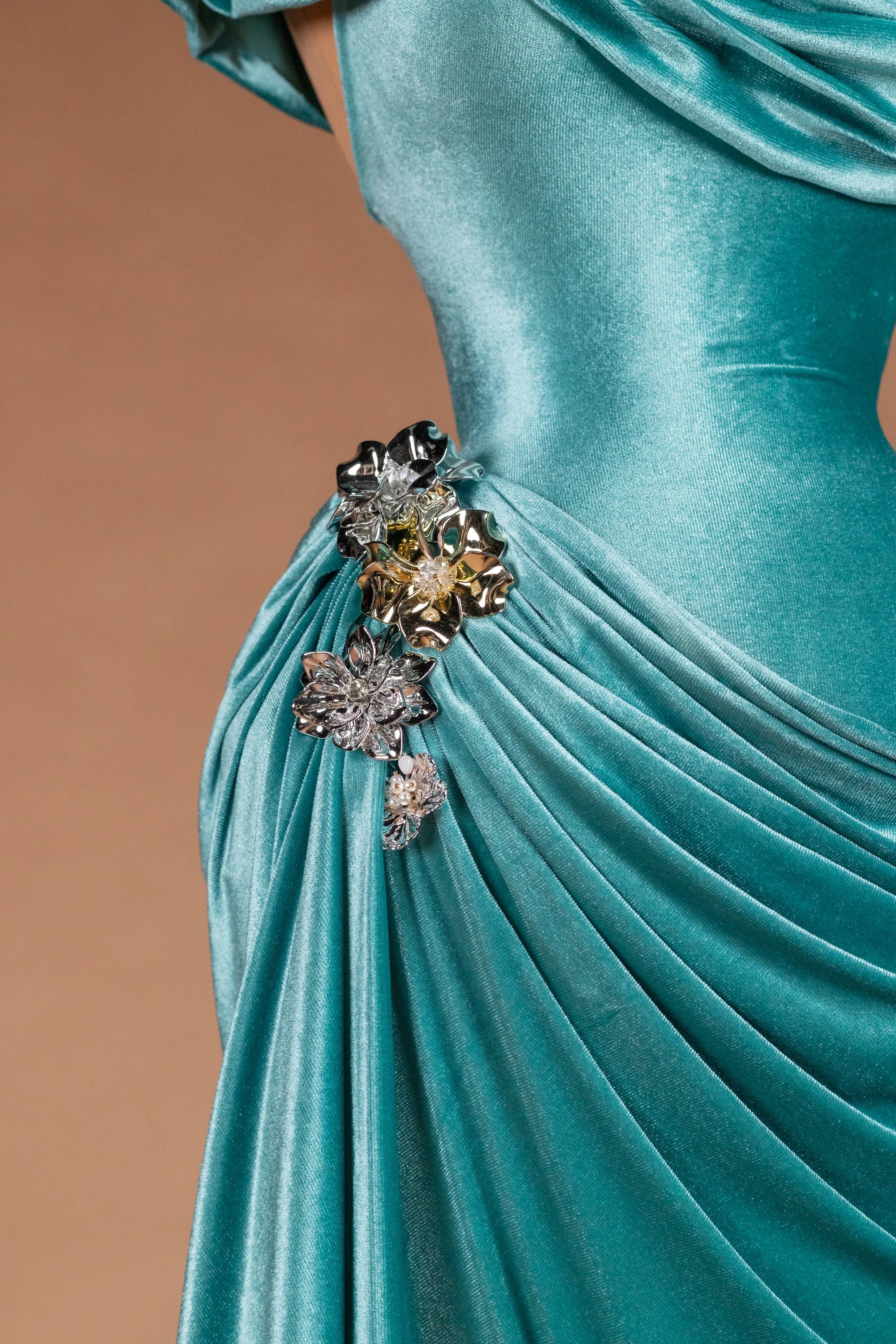 Sihëna موجةُ المخمل — teal asymmetric off-shoulder fitted evening dress