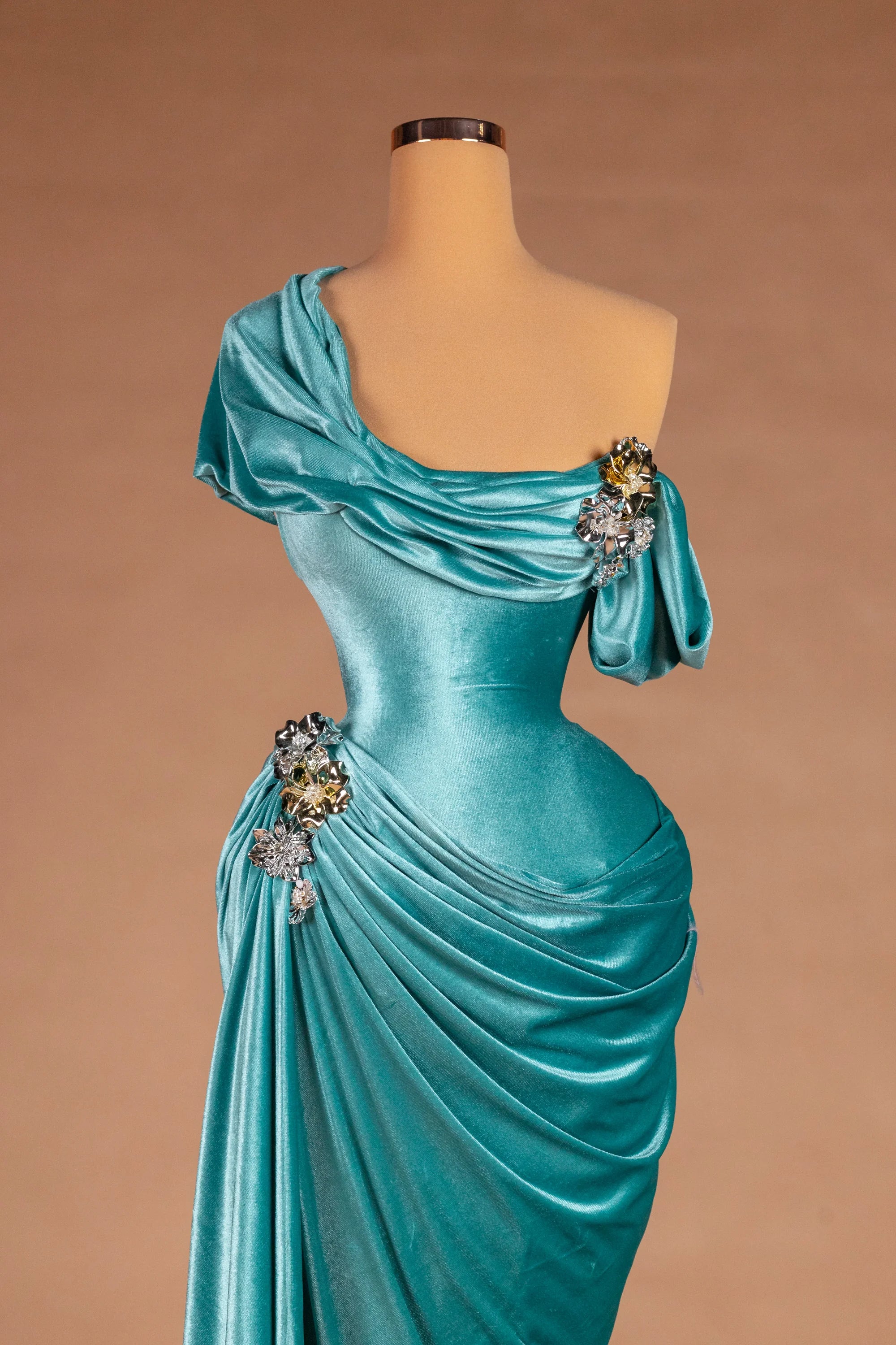 Sihëna موجةُ المخمل — teal asymmetric off-shoulder fitted evening dress