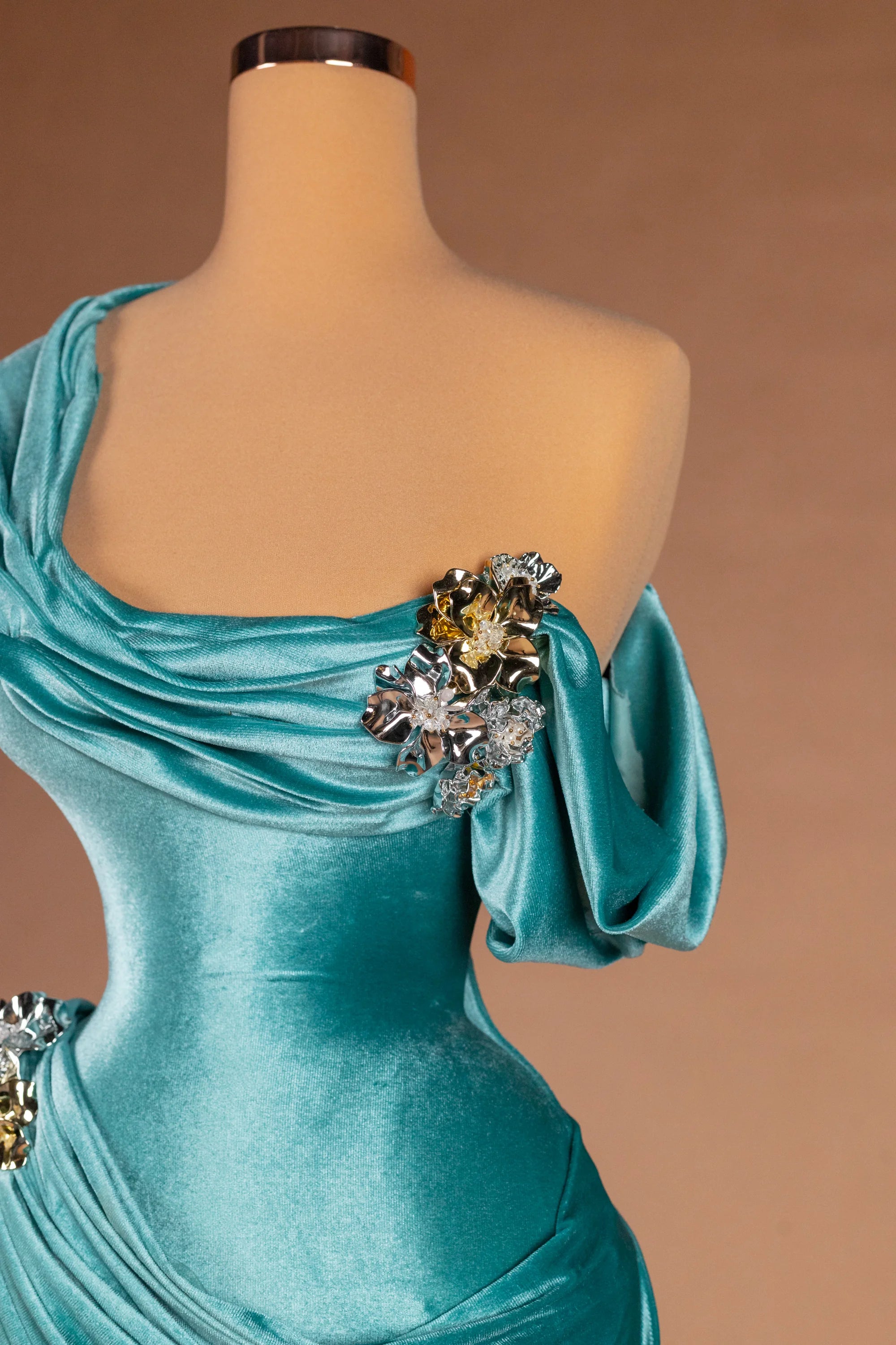 Sihëna موجةُ المخمل — teal asymmetric off-shoulder fitted evening dress