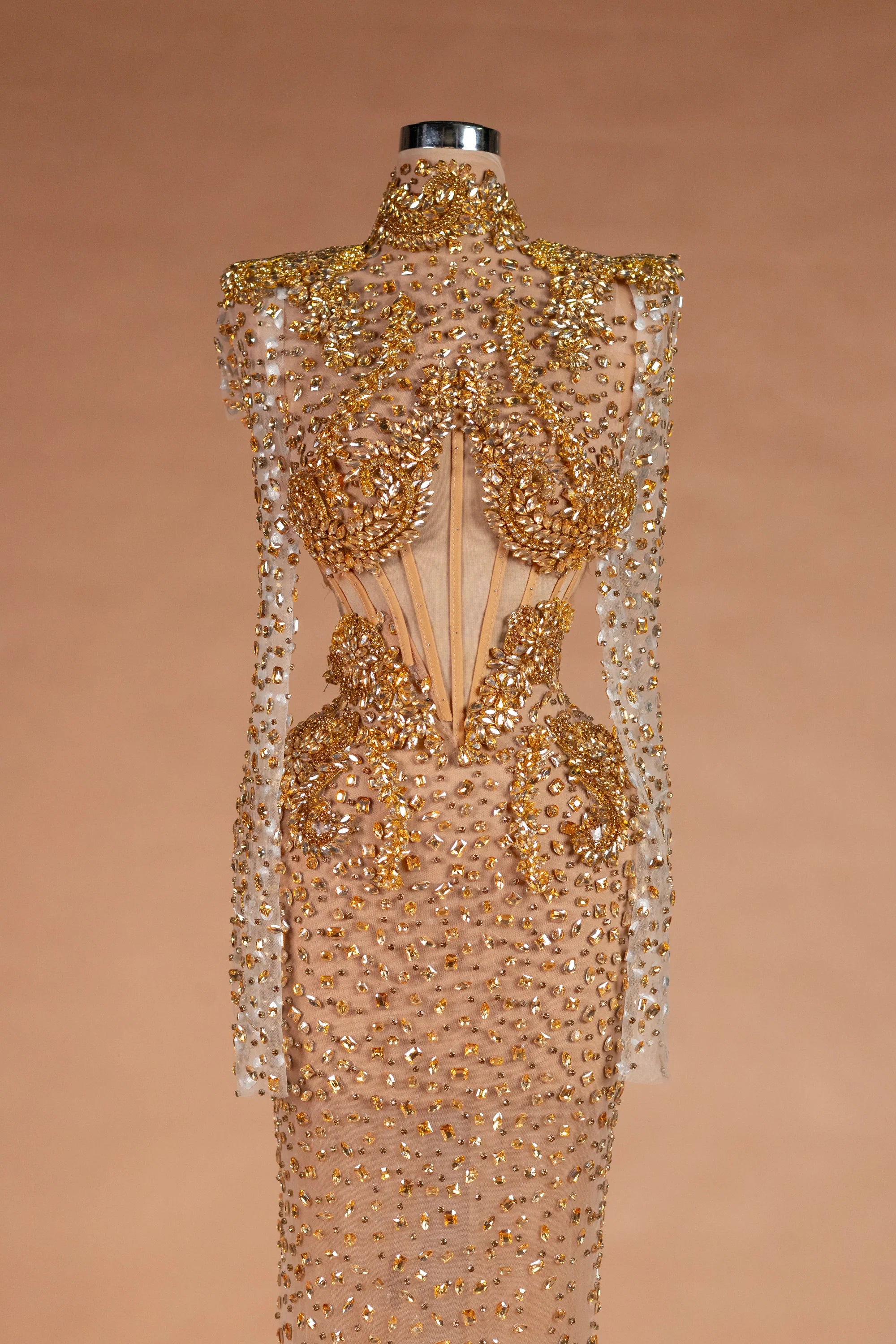 Sihëna جَوْشَنُ الكَهْرَمان — gold high-neck long-sleeve column evening dress