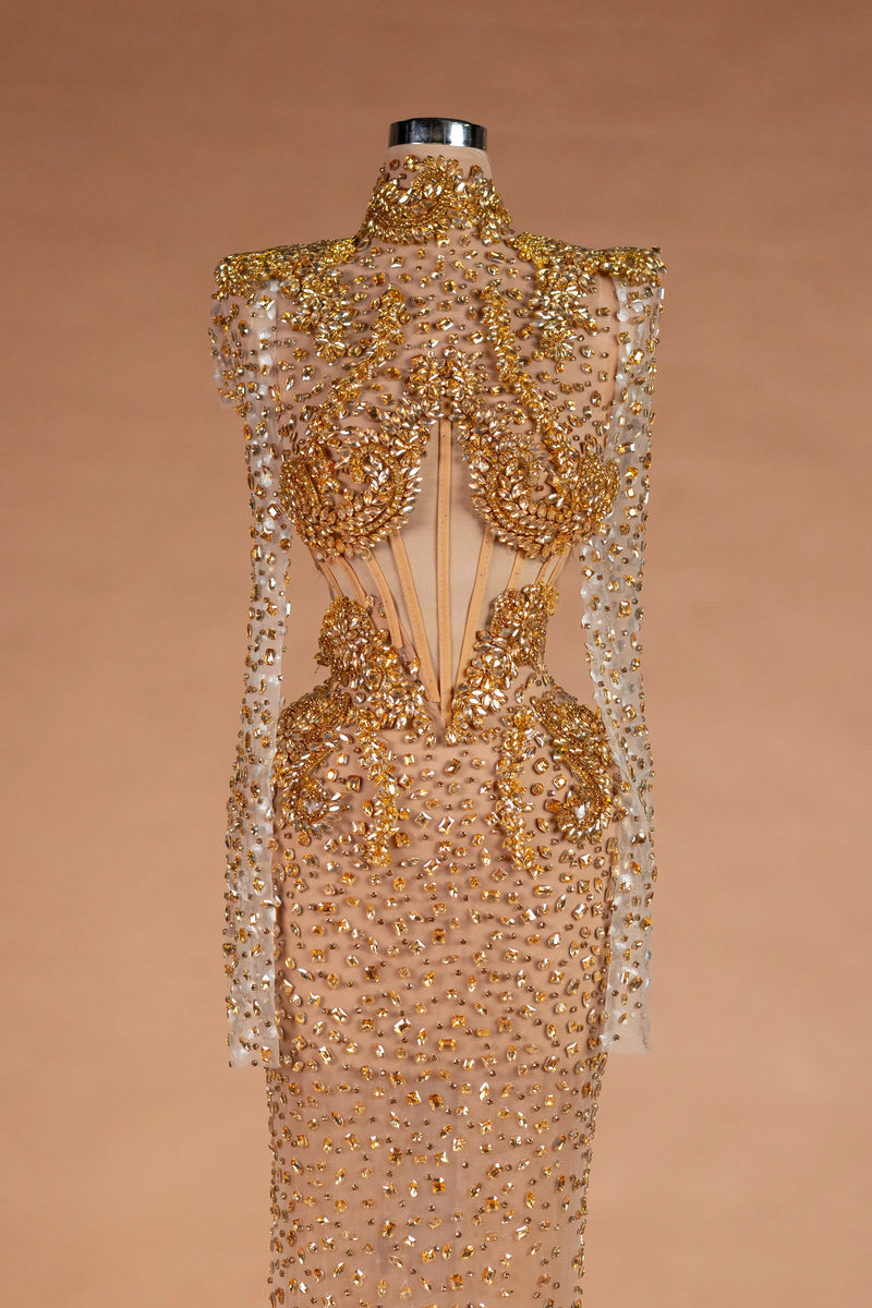 Sihëna جَوْشَنُ الكَهْرَمان — gold high-neck long-sleeve column evening dress