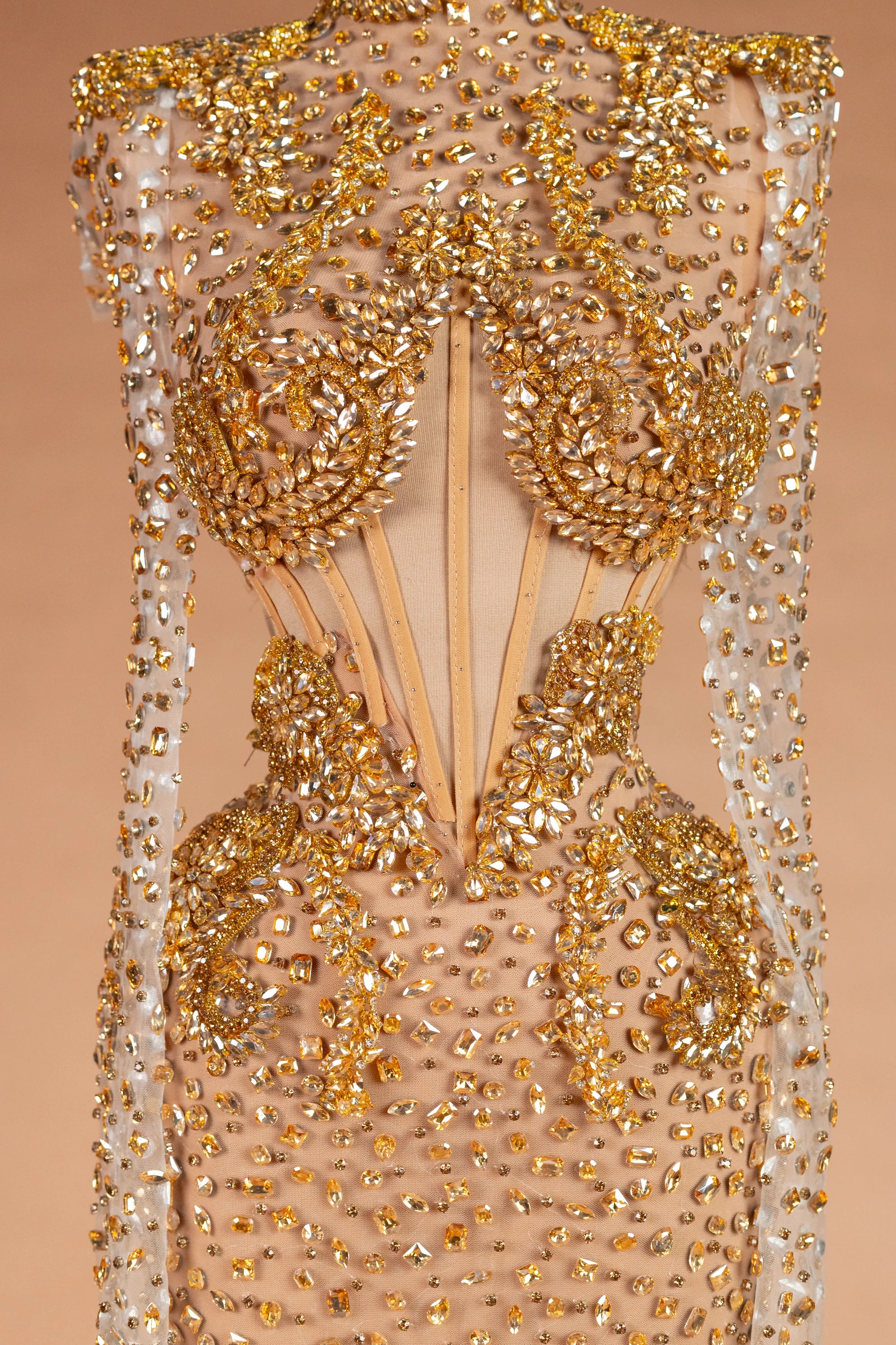 Sihëna جَوْشَنُ الكَهْرَمان — gold high-neck long-sleeve column evening dress