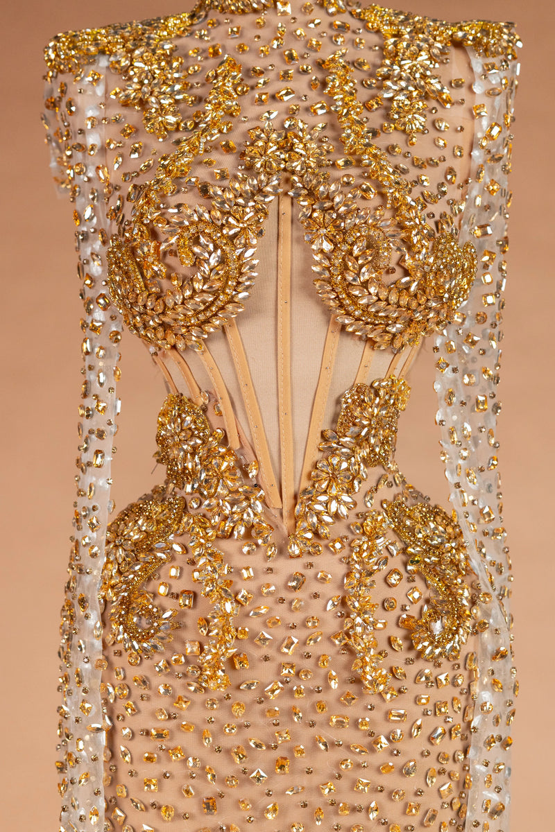 Sihëna جَوْشَنُ الكَهْرَمان — gold high-neck long-sleeve column evening dress