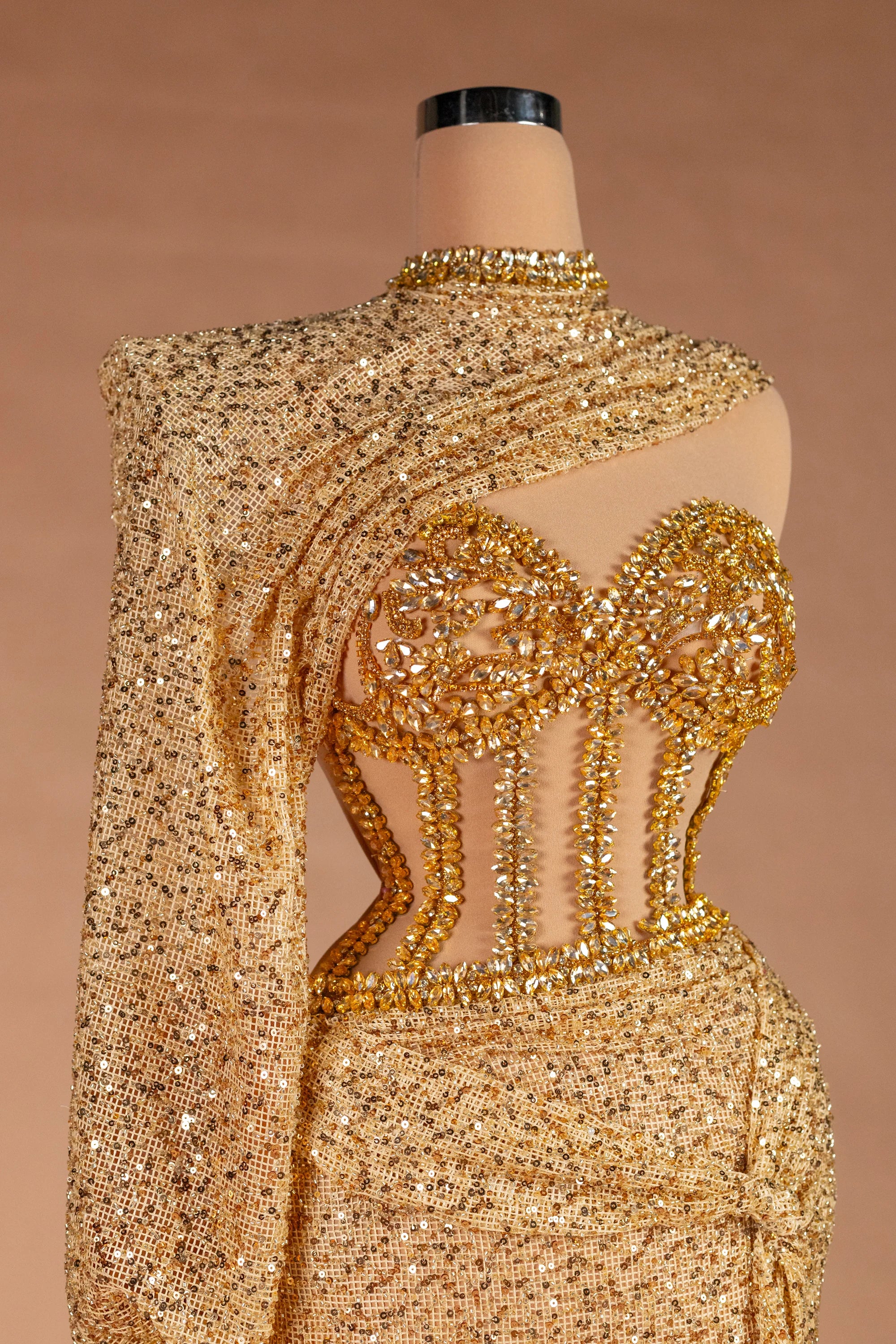 Sihëna نِثارُ الذَّهَب — gold illusion long-sleeve fitted evening dress