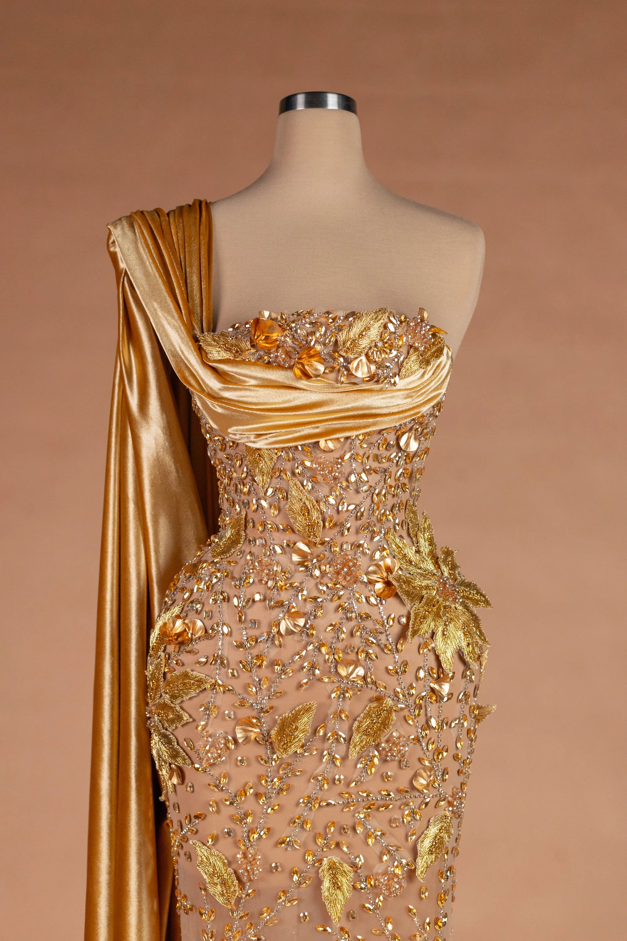 Sihëna رَوْضَةُ العَسْجَد — gold strapless sleeveless column evening dress