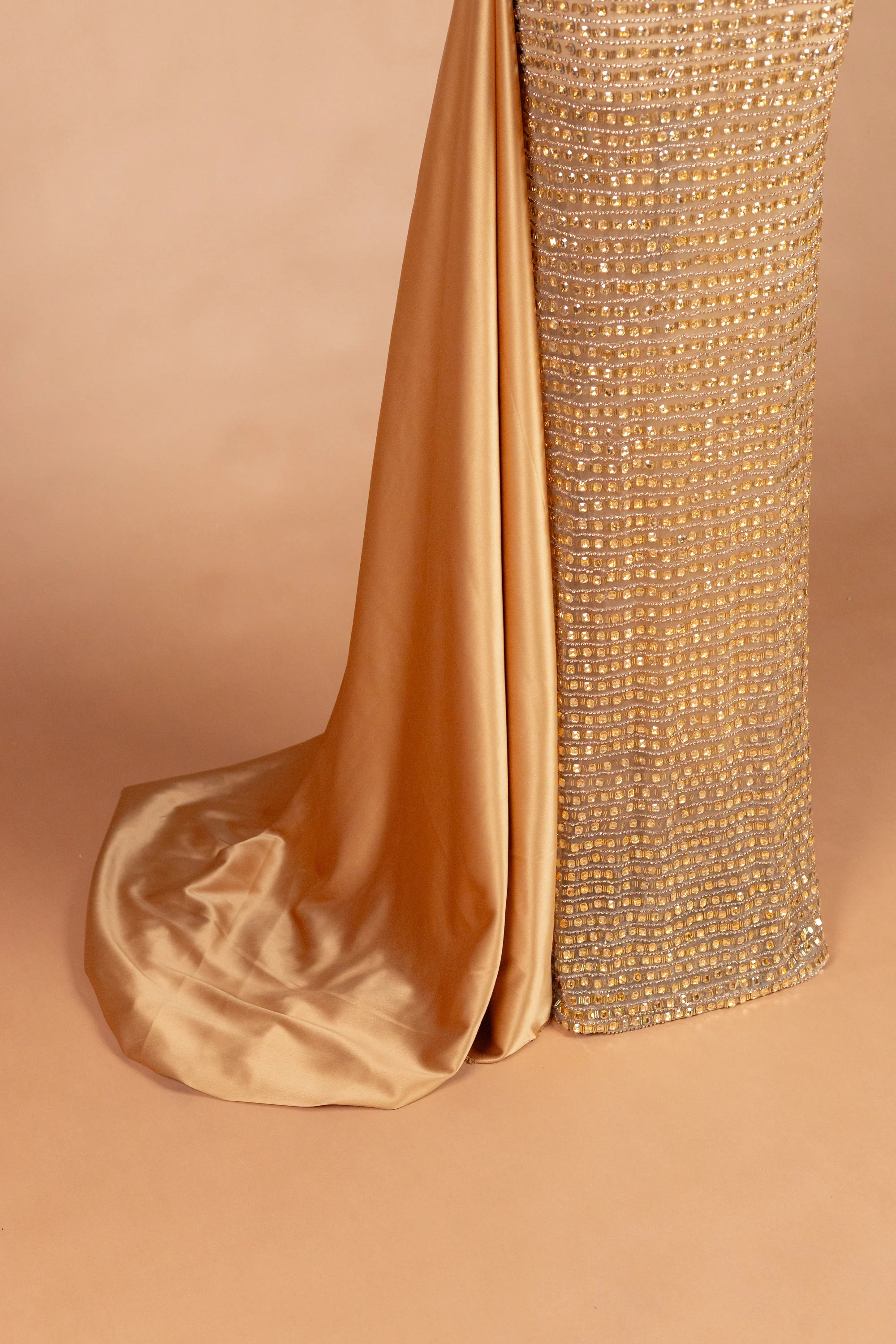 Sihëna وَشْيُ بيزَنطَة — gold strapless sleeveless column evening dress
