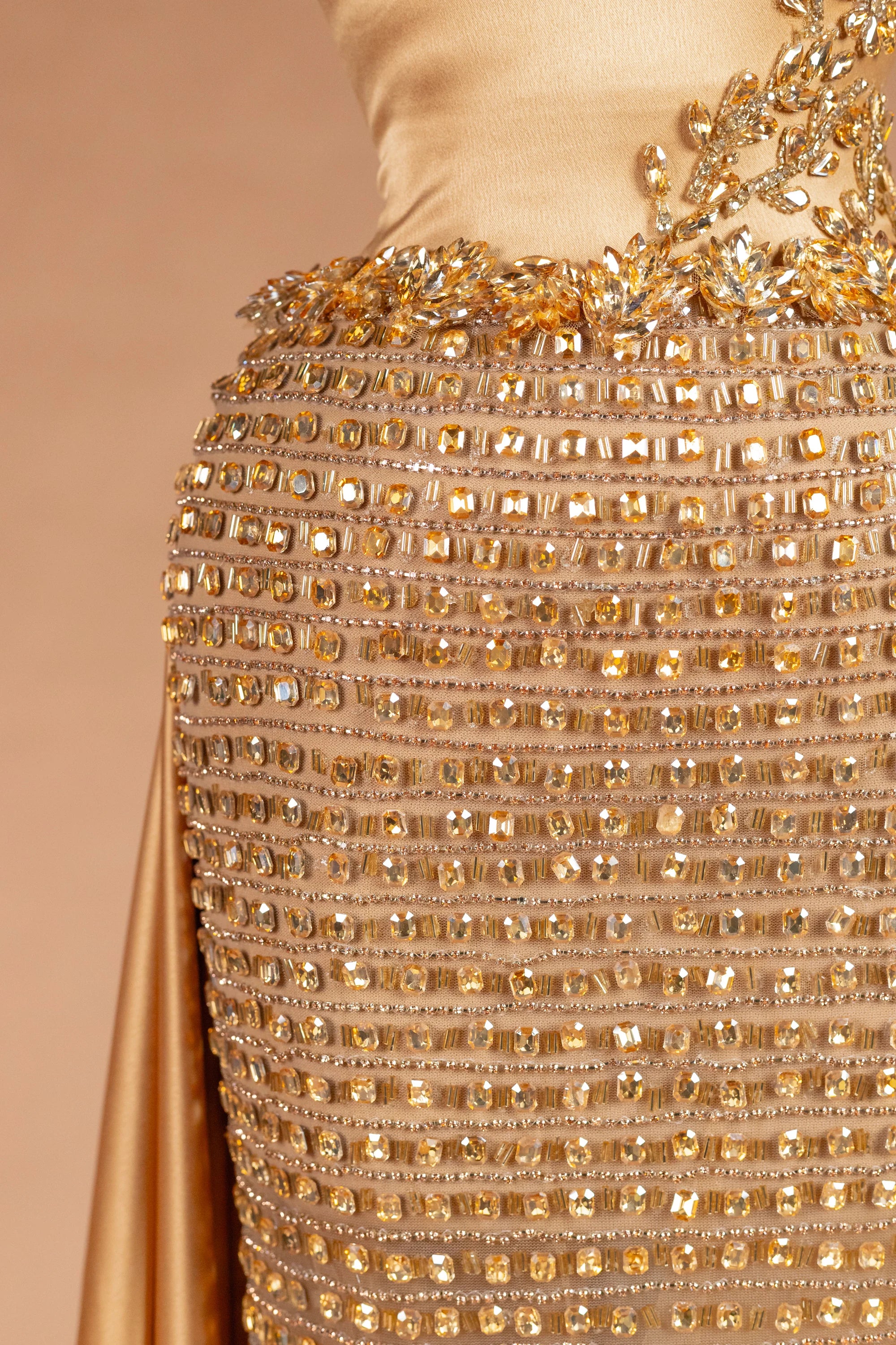 Sihëna وَشْيُ بيزَنطَة — gold strapless sleeveless column evening dress