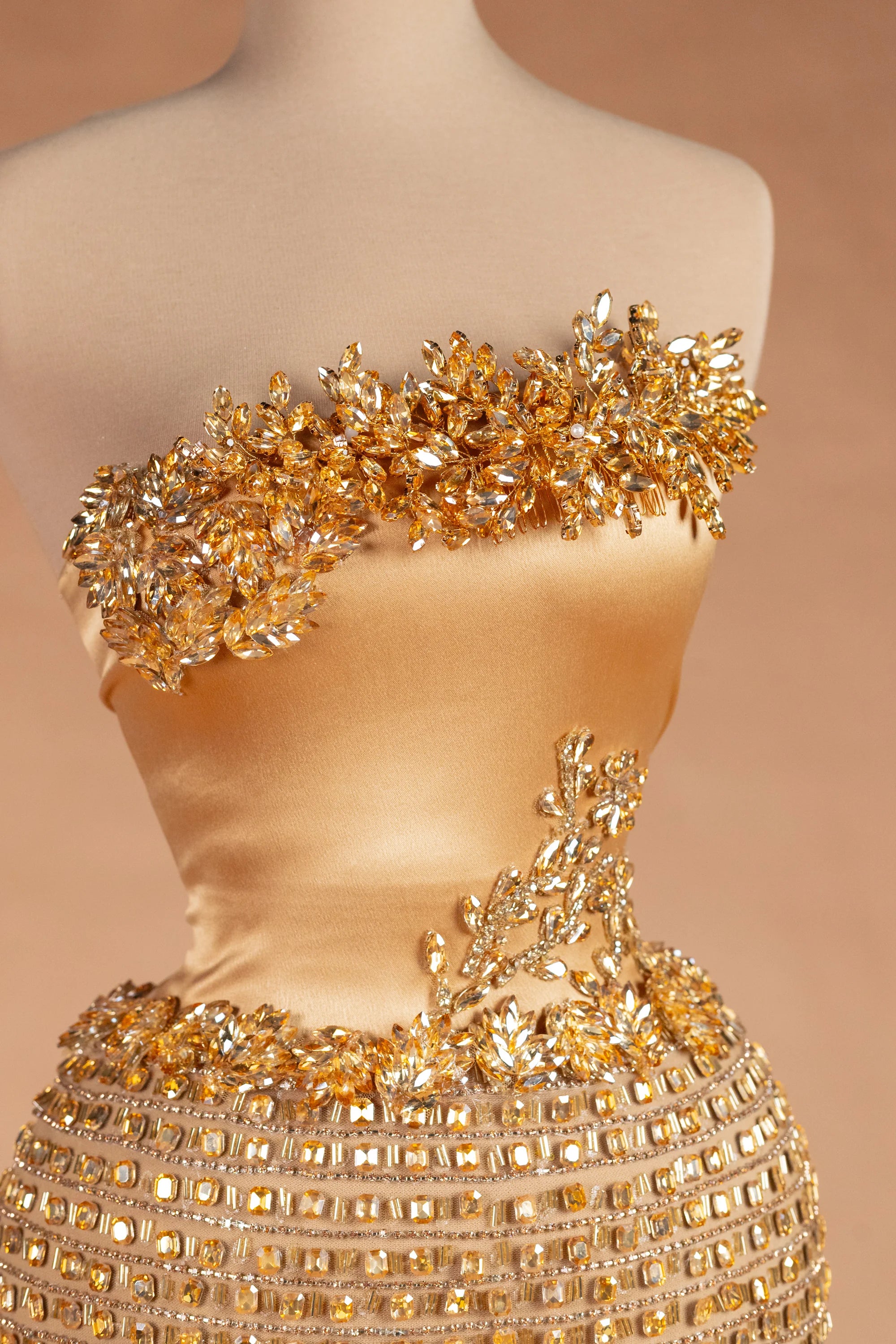 Sihëna وَشْيُ بيزَنطَة — gold strapless sleeveless column evening dress