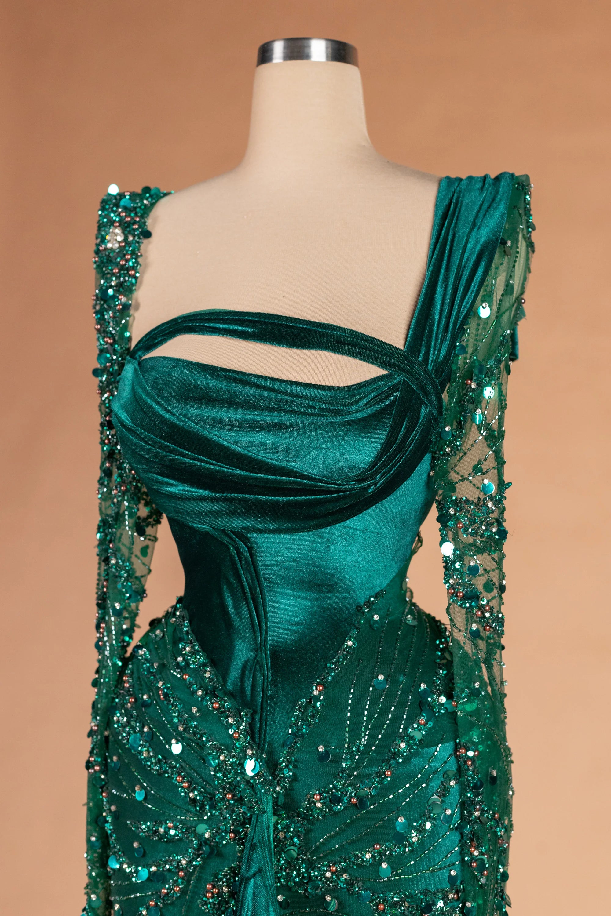 Sihëna معزوفةُ الملكيت — emerald square long-sleeve column evening dress
