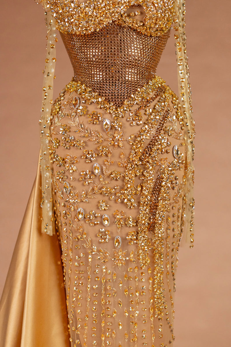 Sihëna صَوْلَجانُ الذَّهَب — gold high-neck long-sleeve column evening dress