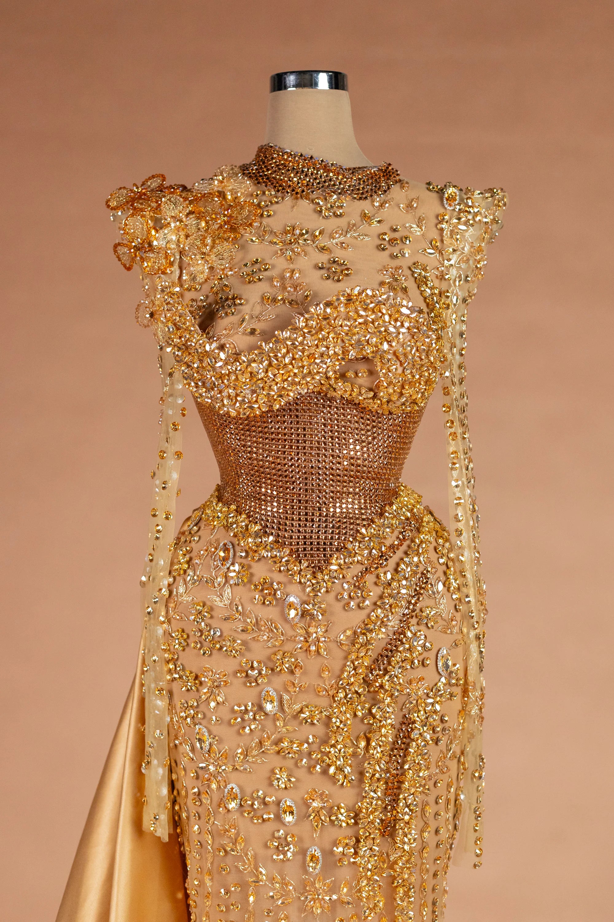 Sihëna صَوْلَجانُ الذَّهَب — gold high-neck long-sleeve column evening dress