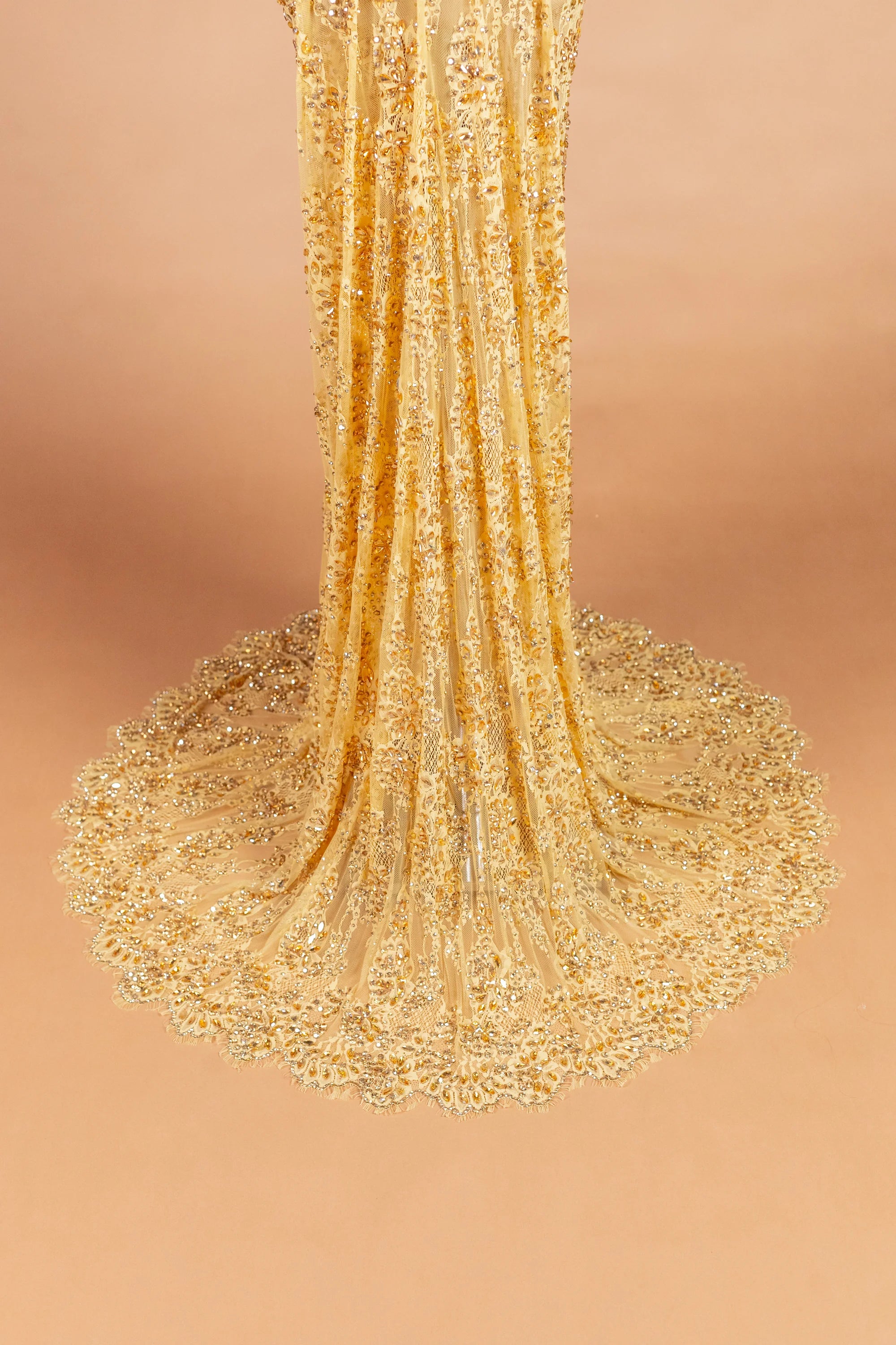 Sihëna عِقْدُ الليلِ الذهبيّ — gold v-neck off-shoulder mermaid evening dress