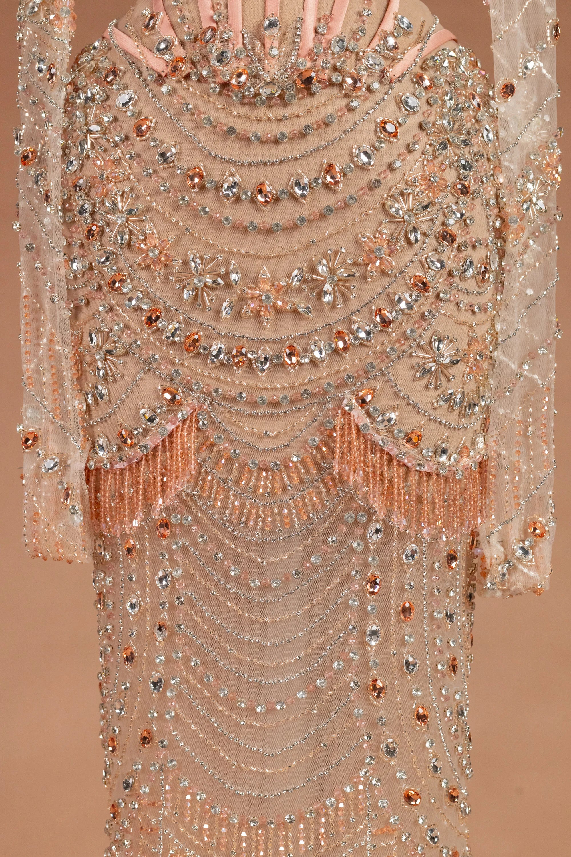 Sihëna قلائدُ الفاوانيا — blush sweetheart long-sleeve sheath evening dress