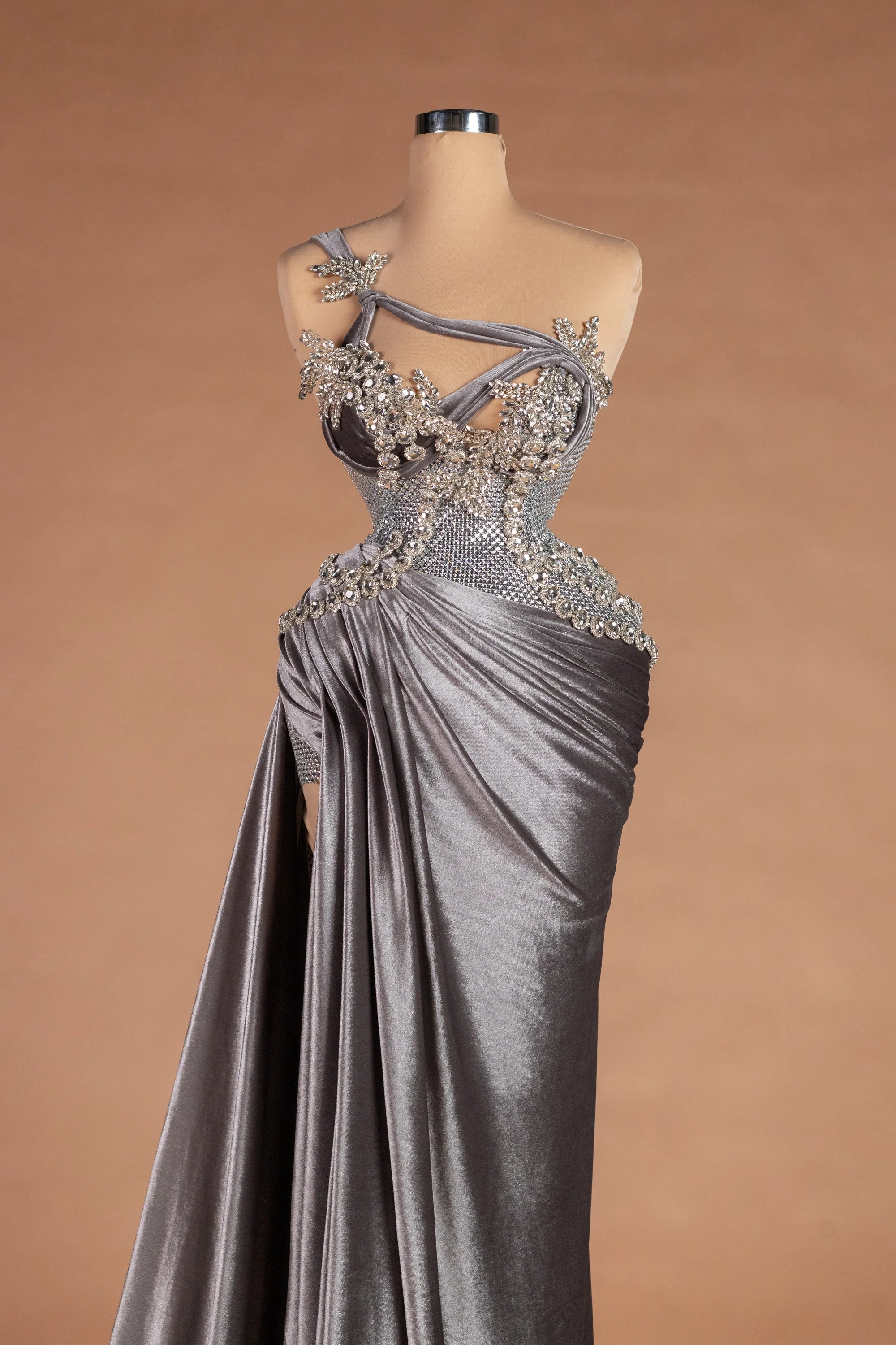 Sihëna فِضّةٌ سائِلة — silver one-shoulder sleeveless fitted evening dress
