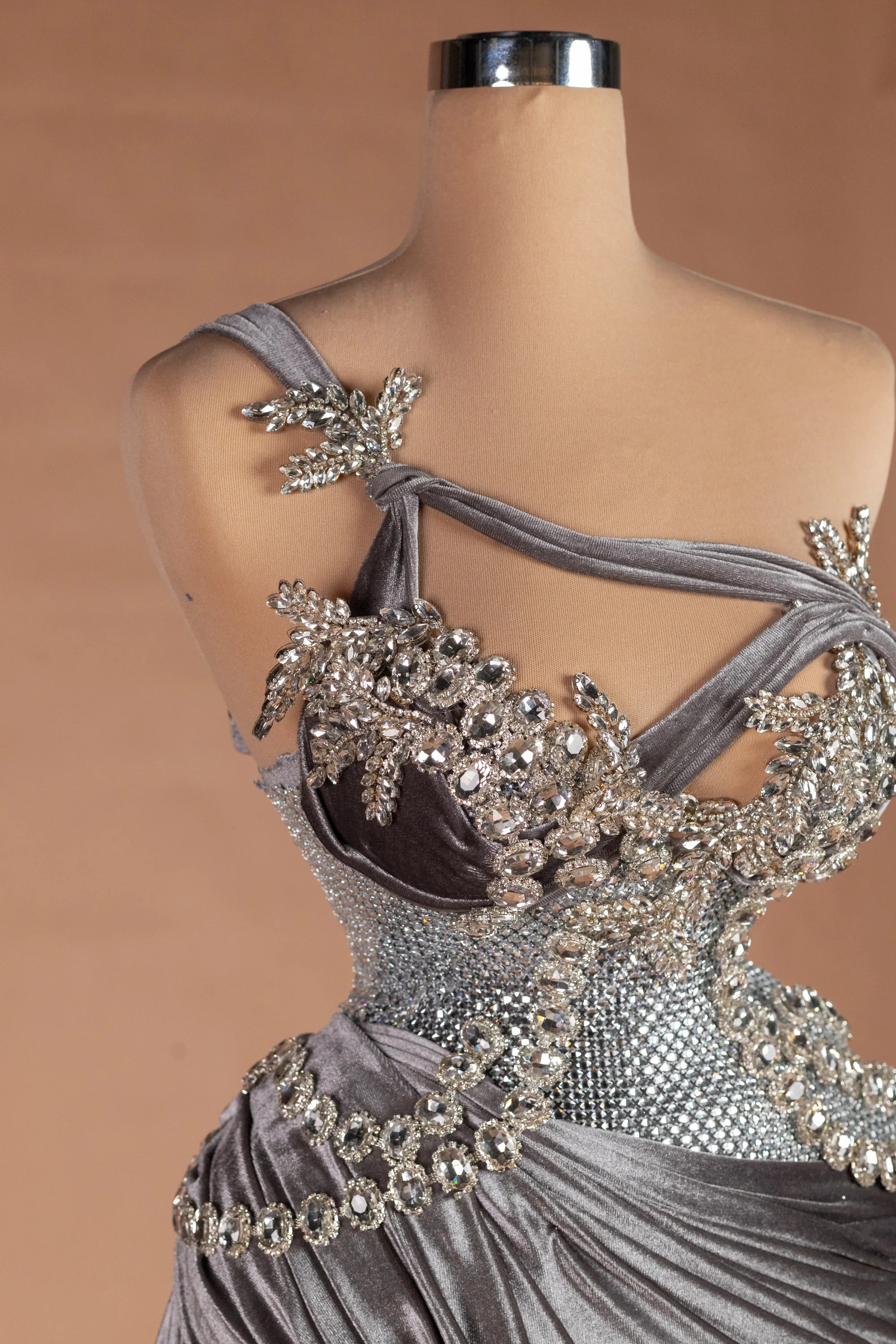 Sihëna فِضّةٌ سائِلة — silver one-shoulder sleeveless fitted evening dress