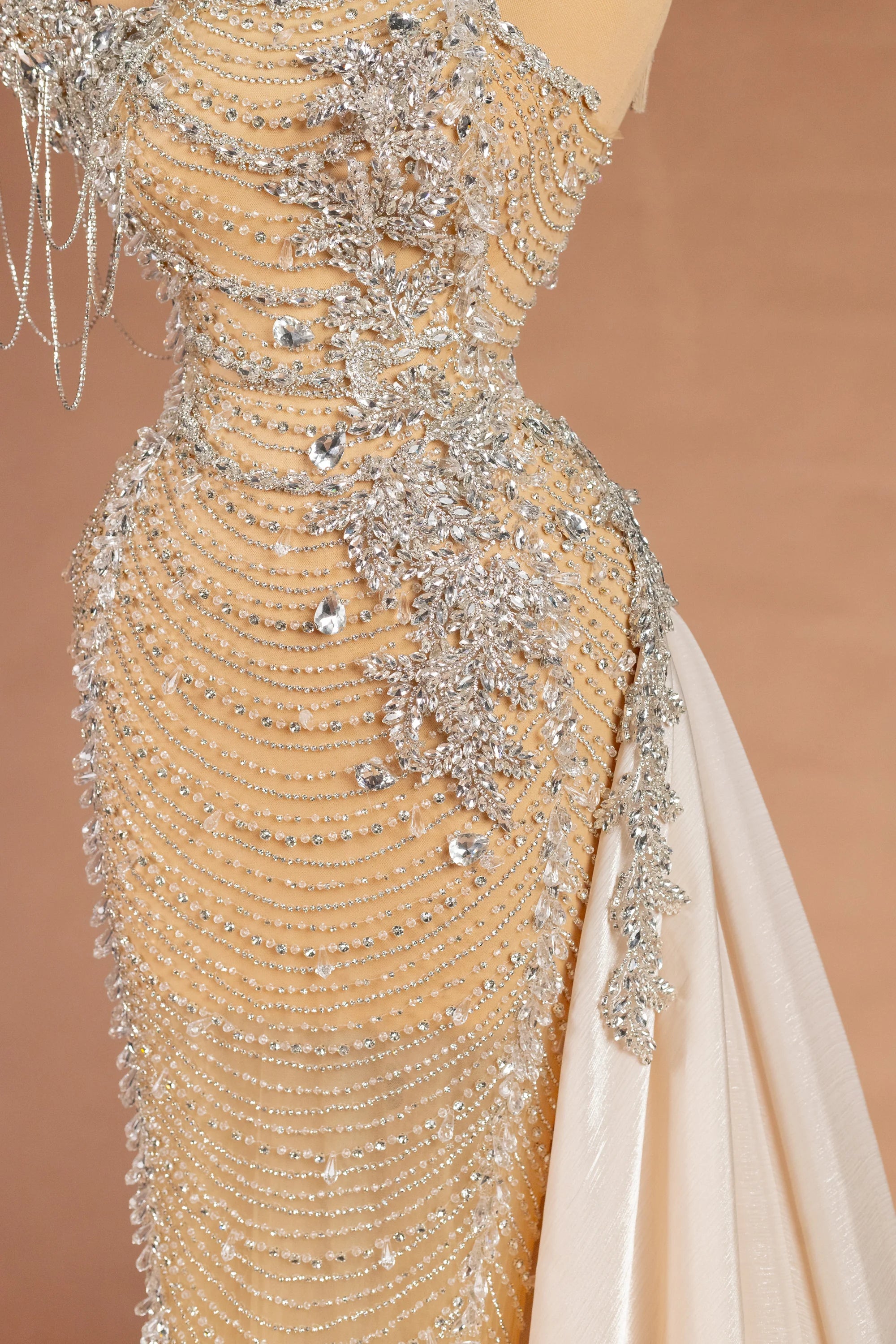 Sihëna قَلائِدُ التُّوباز — champagne high-neck sleeveless column evening dress