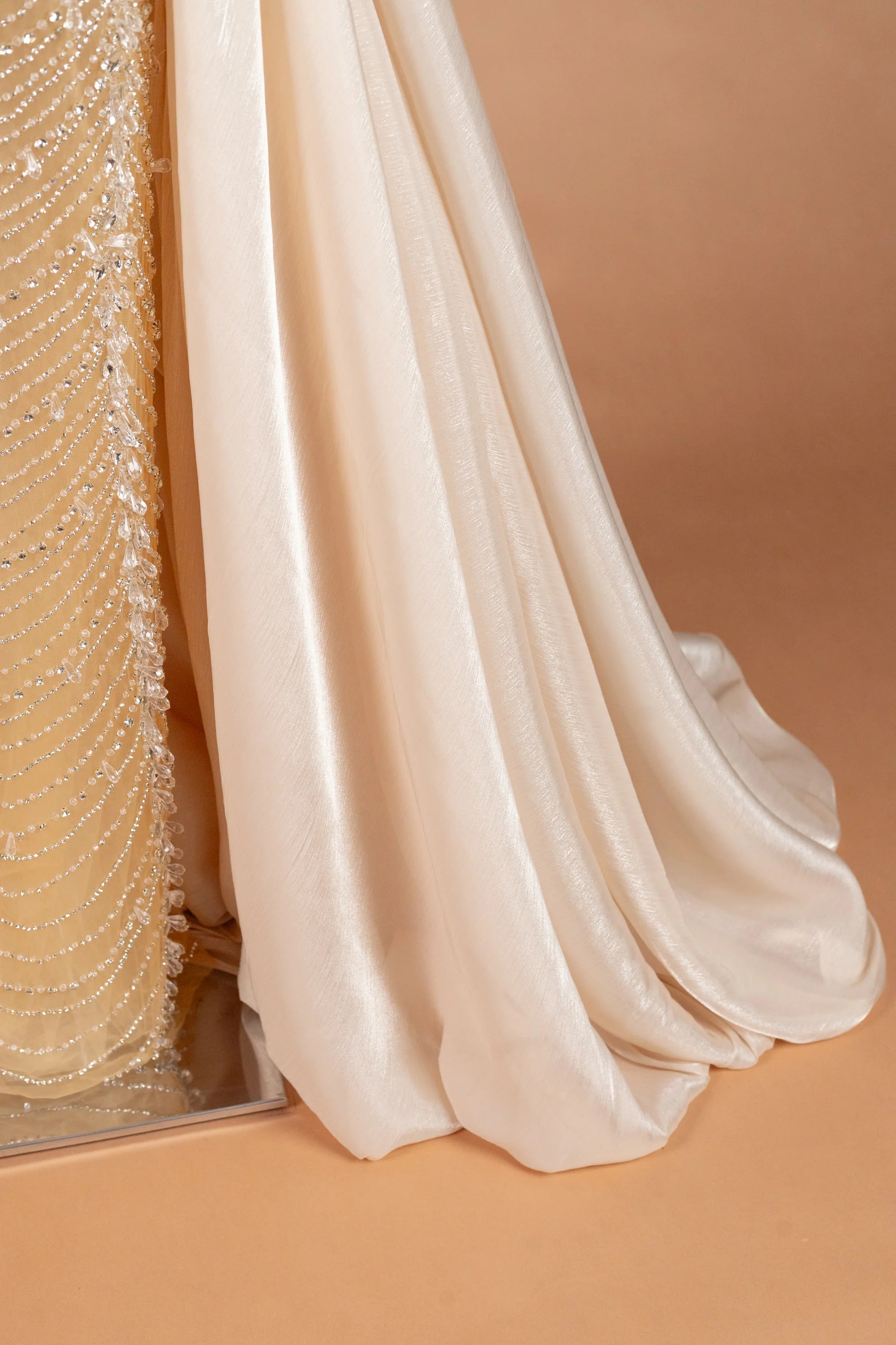 Sihëna قَلائِدُ التُّوباز — champagne high-neck sleeveless column evening dress