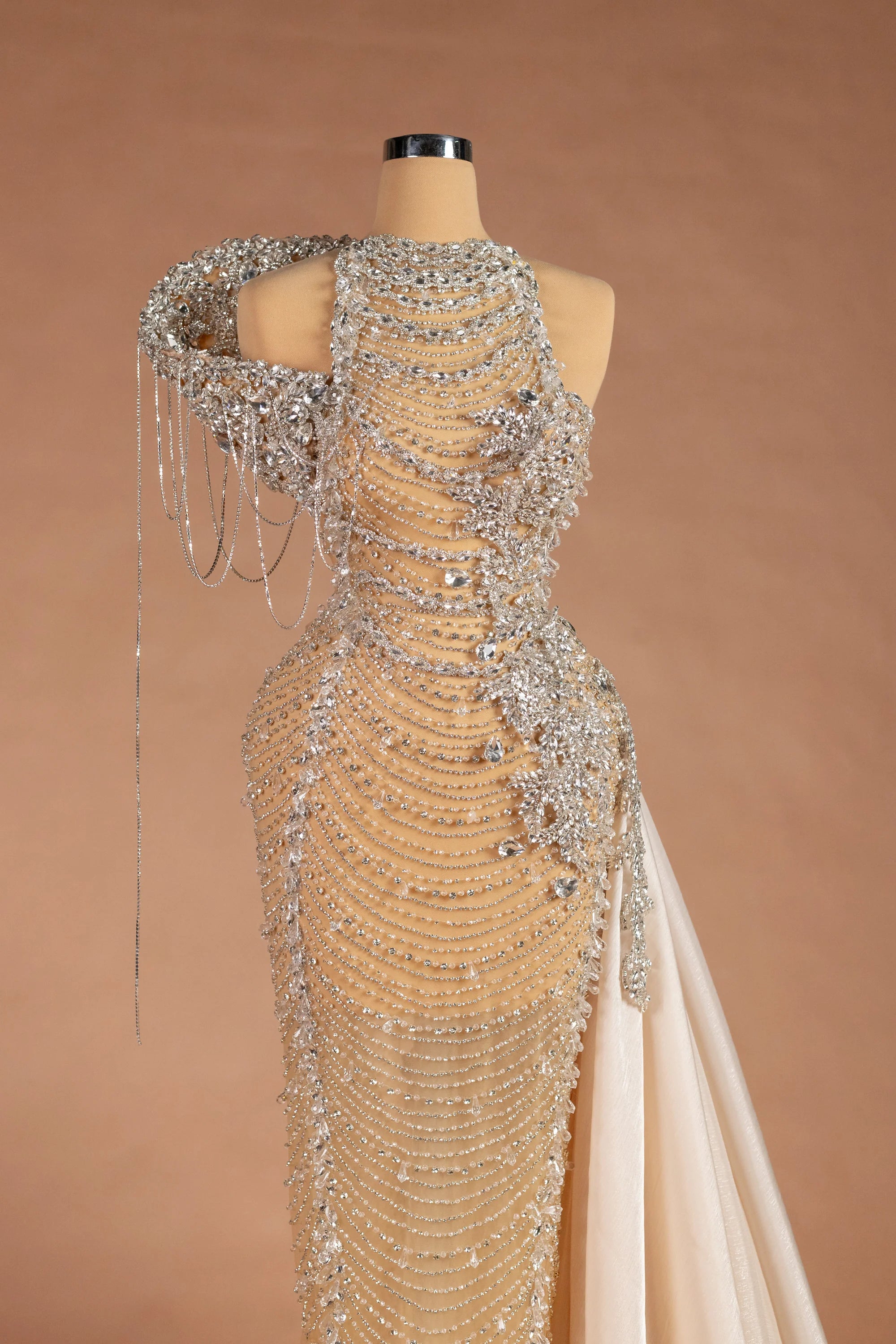 Sihëna قَلائِدُ التُّوباز — champagne high-neck sleeveless column evening dress