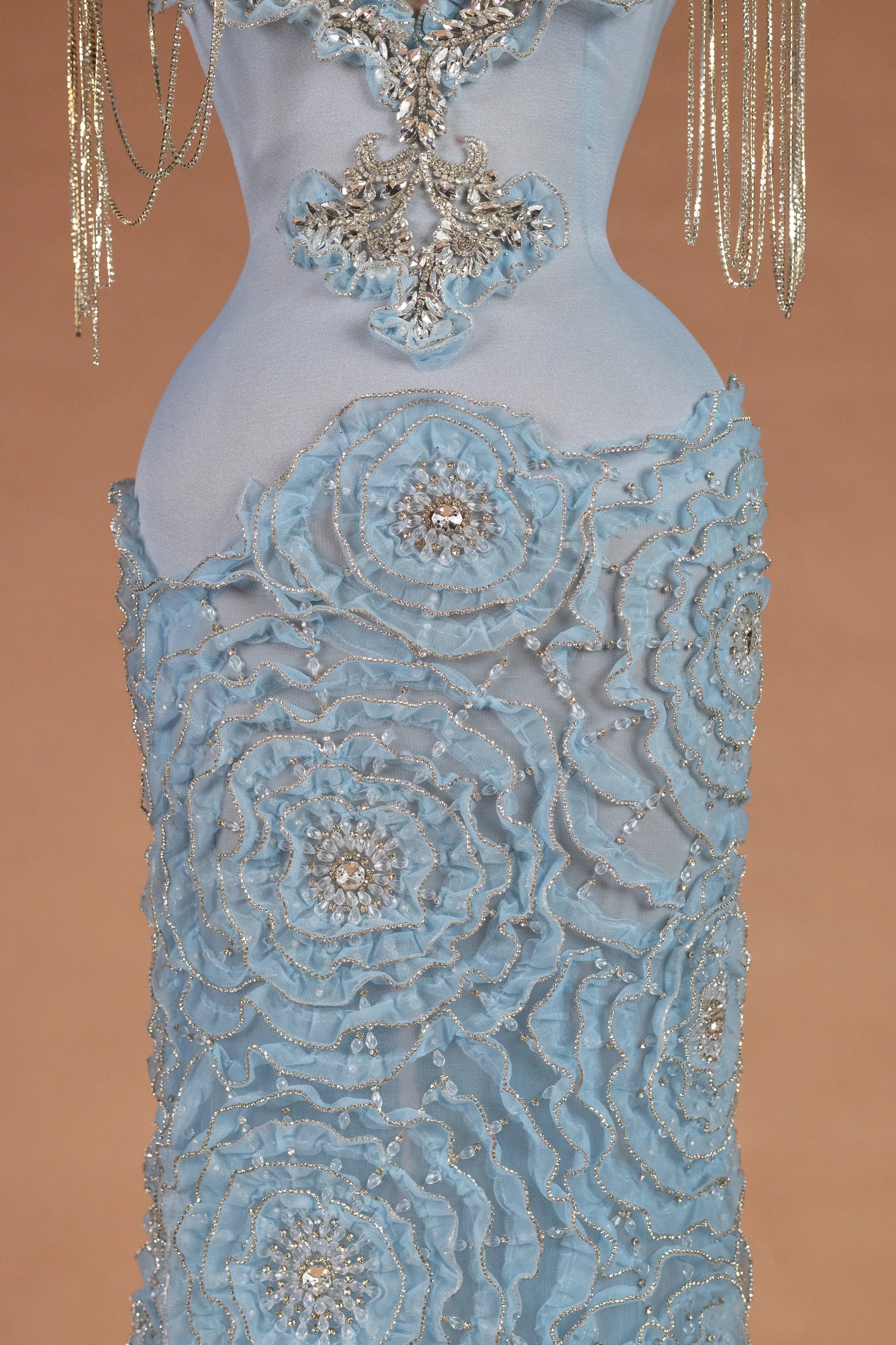 Sihëna رقصةُ الجليد — powder-blue v-neck sleeveless mermaid evening dress