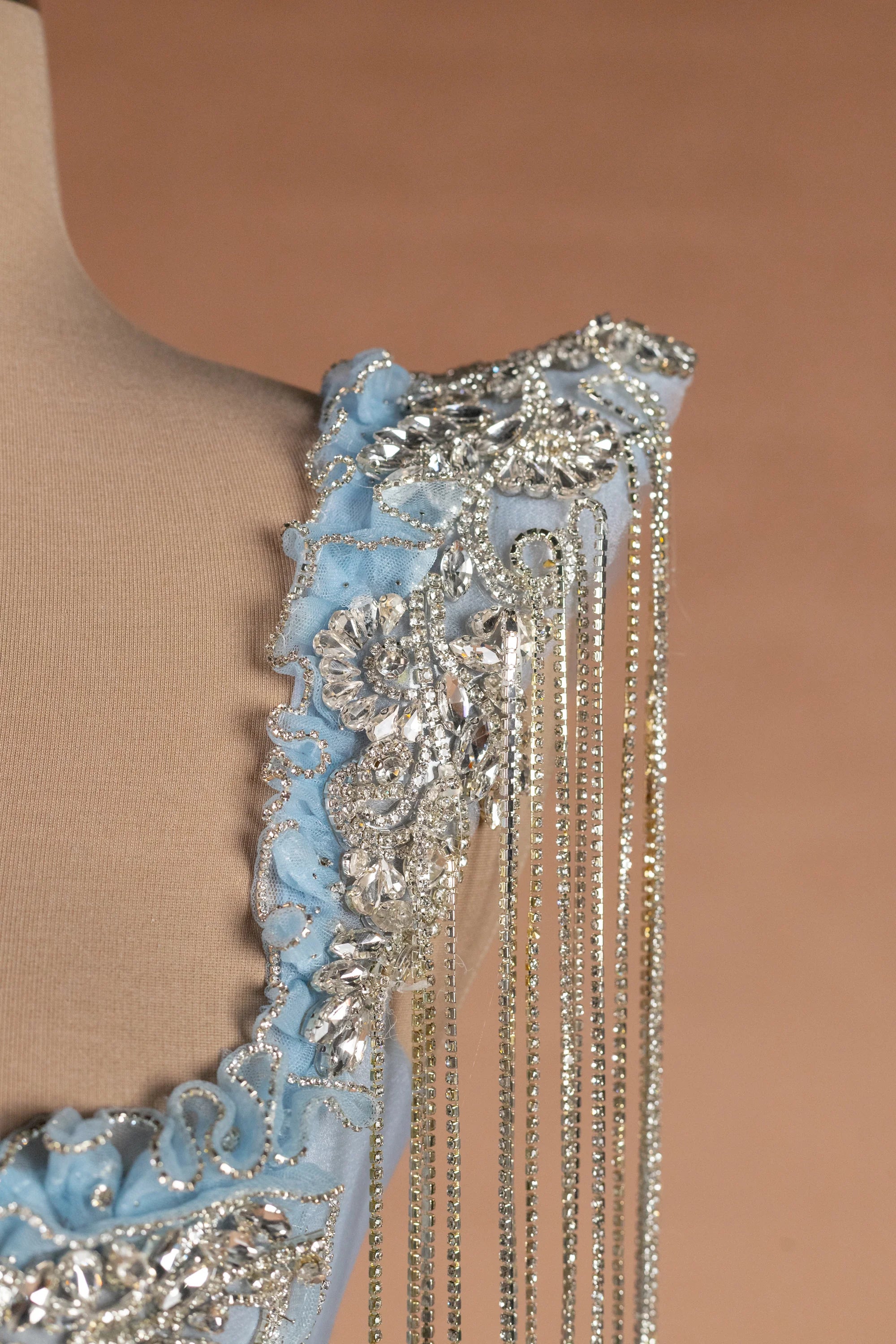 Sihëna رقصةُ الجليد — powder-blue v-neck sleeveless mermaid evening dress